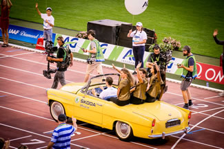 The round of honor of the Belgian Olympic Athletes was the start of the Memorial Van Damme. The Olympic athletes were being welcomed by 41500 enthusiastic visitors en together they tried to set the new world record: 'Most People Waving Hands Simultaneously'. 